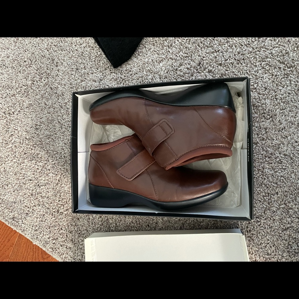 Easy spirit leather shoes size 8 ww never worn.